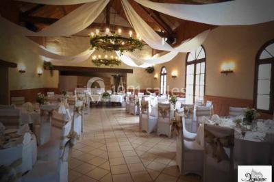 Miniature Location salle Saint-Paterne-Racan (Indre-et-Loire) - Domaine de la Fougeraie #5 Table dressée pour un repas festif dans une salle lumineuse, avec chaises décorées de nœuds rouges et vaisselle élégante.