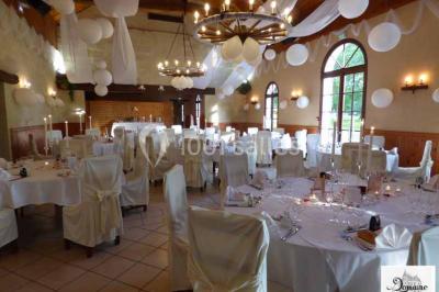 Miniature Location salle Saint-Paterne-Racan (Indre-et-Loire) - Domaine de la Fougeraie #6 Table dressée pour un repas festif dans une salle lumineuse, avec chaises décorées de nœuds rouges et vaisselle élégante.