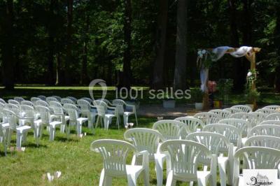 Miniature Location salle Saint-Paterne-Racan (Indre-et-Loire) - Domaine de la Fougeraie #12 Table dressée pour un repas festif dans une salle lumineuse, avec chaises décorées de nœuds rouges et vaisselle élégante.
