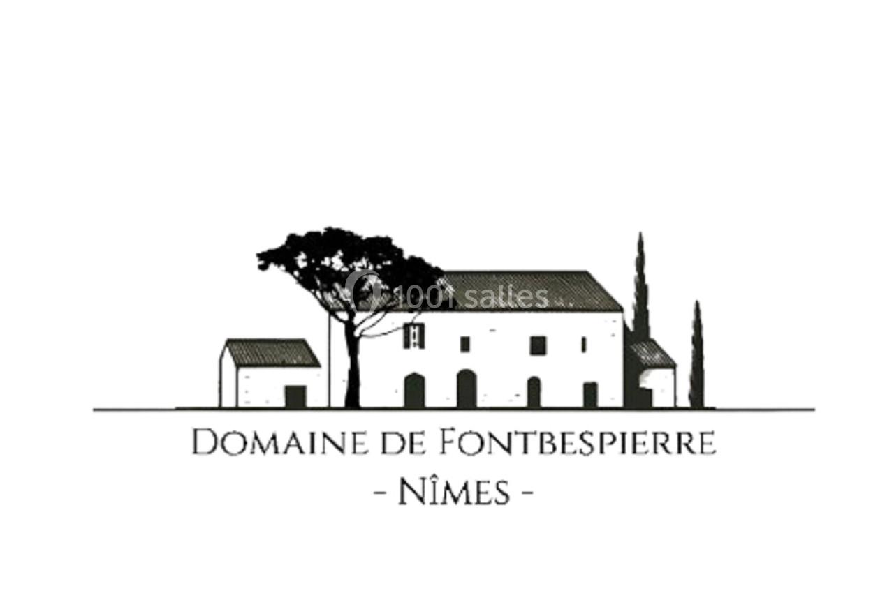 Illustration en noir et blanc d'un domaine viticole avec bâtiments, cyprès et un grand arbre, accompagné du texte ’Domaine…