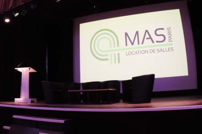 Façade d'un bâtiment avec des enseignes ’MAS’ visibles, situé dans une rue bordée d'immeubles.