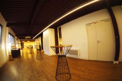 Façade d'un bâtiment avec des enseignes ’MAS’ visibles, situé dans une rue bordée d'immeubles.