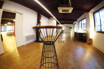 Façade d'un bâtiment avec des enseignes ’MAS’ visibles, situé dans une rue bordée d'immeubles.