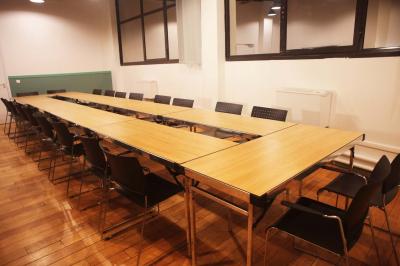 Façade d'un bâtiment avec des enseignes ’MAS’ visibles, situé dans une rue bordée d'immeubles.