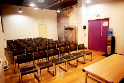 Façade d'un bâtiment avec des enseignes ’MAS’ visibles, situé dans une rue bordée d'immeubles.