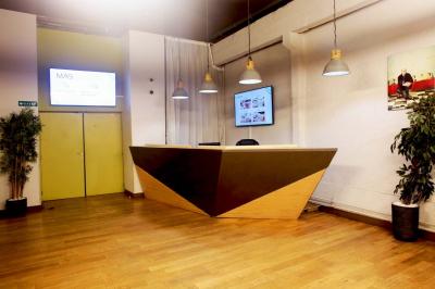 Façade d'un bâtiment avec des enseignes ’MAS’ visibles, situé dans une rue bordée d'immeubles.