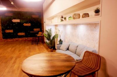 Façade d'un bâtiment avec des enseignes ’MAS’ visibles, situé dans une rue bordée d'immeubles.