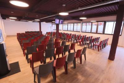 Façade d'un bâtiment avec des enseignes ’MAS’ visibles, situé dans une rue bordée d'immeubles.