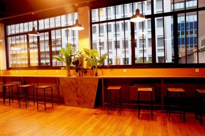 Façade d'un bâtiment avec des enseignes ’MAS’ visibles, situé dans une rue bordée d'immeubles.