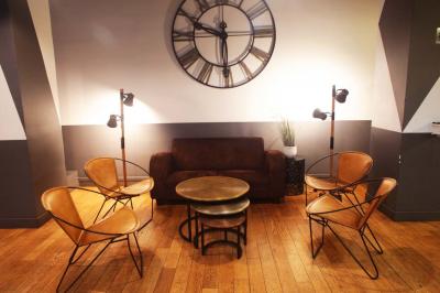 Façade d'un bâtiment avec des enseignes ’MAS’ visibles, situé dans une rue bordée d'immeubles.