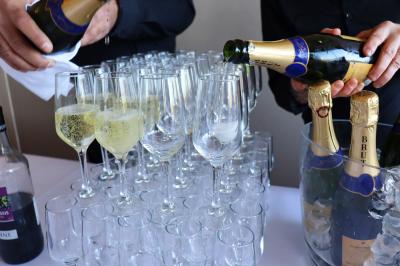 Assortiment de tartinades dans des bols blancs posés sur une rondelle de bois, avec des amuse-bouches en arrière-plan.