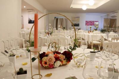 Assortiment de tartinades dans des bols blancs posés sur une rondelle de bois, avec des amuse-bouches en arrière-plan.