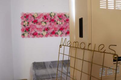 Assortiment de tartinades dans des bols blancs posés sur une rondelle de bois, avec des amuse-bouches en arrière-plan.