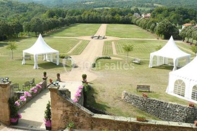 Un groupe de personnes en costumes d'époque chante autour de lutrins dans une salle décorée de style ancien.