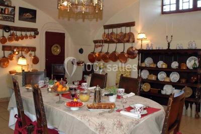 Un groupe de personnes en costumes d'époque chante autour de lutrins dans une salle décorée de style ancien.