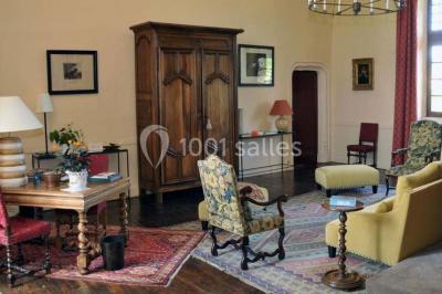 Un groupe de personnes en costumes d'époque chante autour de lutrins dans une salle décorée de style ancien.