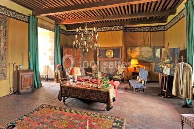 Un groupe de personnes en costumes d'époque chante autour de lutrins dans une salle décorée de style ancien.