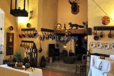 Un groupe de personnes en costumes d'époque chante autour de lutrins dans une salle décorée de style ancien.