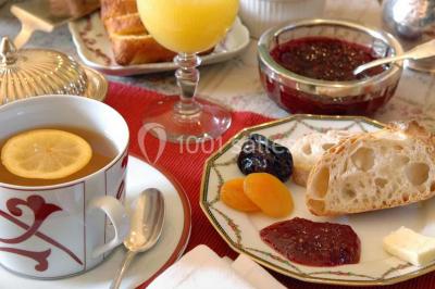 Un groupe de personnes en costumes d'époque chante autour de lutrins dans une salle décorée de style ancien.