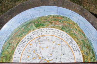 Un groupe de personnes en costumes d'époque chante autour de lutrins dans une salle décorée de style ancien.