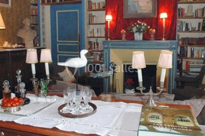 Un groupe de personnes en costumes d'époque chante autour de lutrins dans une salle décorée de style ancien.