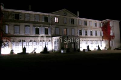 Vue aérienne d'un domaine avec jardins symétriques, bâtiments en pierre, piscine et espaces verts environnants.