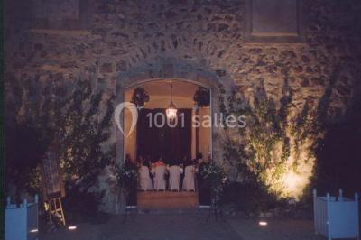 Vue aérienne d'un domaine avec jardins symétriques, bâtiments en pierre, piscine et espaces verts environnants.