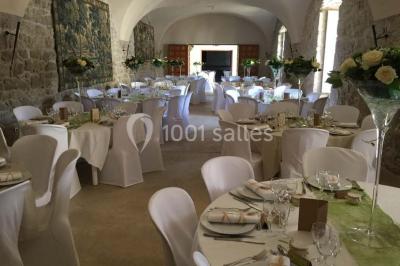Vue aérienne d'un domaine avec jardins symétriques, bâtiments en pierre, piscine et espaces verts environnants.