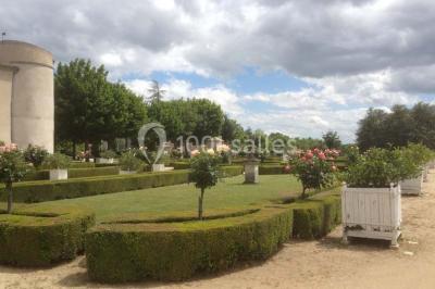 Vue aérienne d'un domaine avec jardins symétriques, bâtiments en pierre, piscine et espaces verts environnants.