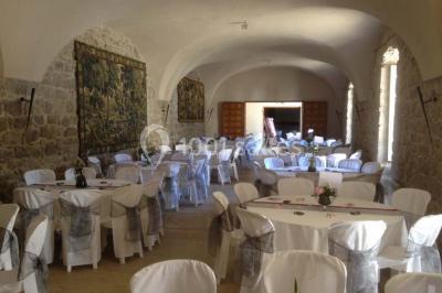 Vue aérienne d'un domaine avec jardins symétriques, bâtiments en pierre, piscine et espaces verts environnants.