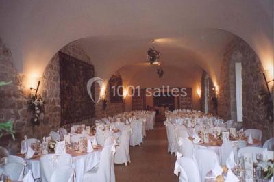 Vue aérienne d'un domaine avec jardins symétriques, bâtiments en pierre, piscine et espaces verts environnants.