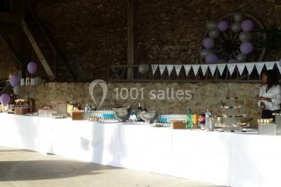 Miniature Location salle Houlbec-Cocherel (Eure) - Grange du Lavoir #7 Paysage enneigé avec des maisons rurales, des arbres dénudés et des traces de passage dans la neige.