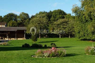 Miniature Location salle Houlbec-Cocherel (Eure) - Grange du Lavoir #9 Paysage enneigé avec des maisons rurales, des arbres dénudés et des traces de passage dans la neige.