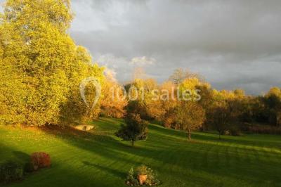 Miniature Location salle Houlbec-Cocherel (Eure) - Grange du Lavoir #8 Paysage enneigé avec des maisons rurales, des arbres dénudés et des traces de passage dans la neige.