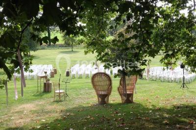 Miniature Location salle Houlbec-Cocherel (Eure) - Grange du Lavoir #6 Paysage enneigé avec des maisons rurales, des arbres dénudés et des traces de passage dans la neige.