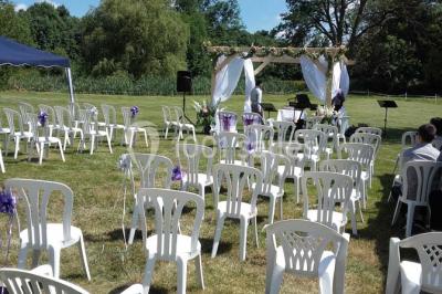 Miniature Location salle Houlbec-Cocherel (Eure) - Grange du Lavoir #5 Paysage enneigé avec des maisons rurales, des arbres dénudés et des traces de passage dans la neige.