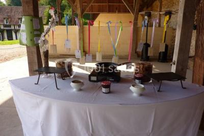 Miniature Location salle Houlbec-Cocherel (Eure) - Grange du Lavoir #10 Paysage enneigé avec des maisons rurales, des arbres dénudés et des traces de passage dans la neige.
