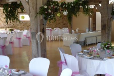Miniature Location salle Houlbec-Cocherel (Eure) - Grange du Lavoir #11 Paysage enneigé avec des maisons rurales, des arbres dénudés et des traces de passage dans la neige.