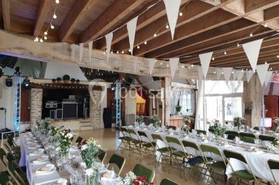 Miniature Location salle Houlbec-Cocherel (Eure) - Grange du Lavoir #13 Paysage enneigé avec des maisons rurales, des arbres dénudés et des traces de passage dans la neige.