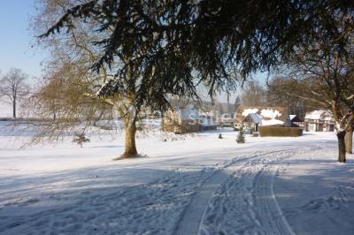 Miniature Location salle Houlbec-Cocherel (Eure) - Grange du Lavoir #15 Paysage enneigé avec des maisons rurales, des arbres dénudés et des traces de passage dans la neige.