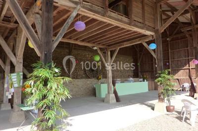 Miniature Location salle Houlbec-Cocherel (Eure) - Grange du Lavoir #2 Paysage enneigé avec des maisons rurales, des arbres dénudés et des traces de passage dans la neige.
