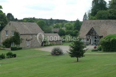 Miniature Location salle Houlbec-Cocherel (Eure) - Grange du Lavoir #4 Paysage enneigé avec des maisons rurales, des arbres dénudés et des traces de passage dans la neige.