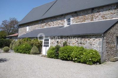Chambre simple avec un lit double, deux lampes de chevet, des tableaux au mur et une grande fenêtre avec rideaux.