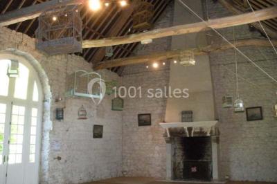 Chambre simple avec un lit double, deux lampes de chevet, des tableaux au mur et une grande fenêtre avec rideaux.