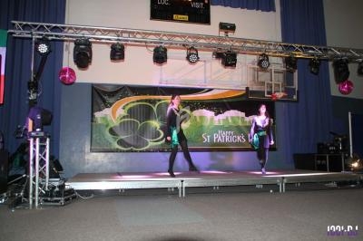 Deux danseuses exécutent une performance sur une scène décorée pour la fête de la Saint-Patrick.