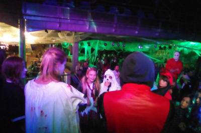 Affiche colorée annonçant le 50e anniversaire du Rachdingue avec une liste d'artistes et la date du 28 juillet.