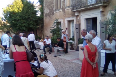 Affiche colorée annonçant le 50e anniversaire du Rachdingue avec une liste d'artistes et la date du 28 juillet.