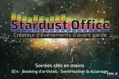 Façade illuminée d'une église avec des projections colorées et des informations sur un événement musical à Collioure.