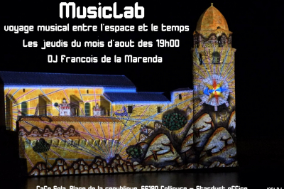 Façade illuminée d'une église avec des projections colorées et des informations sur un événement musical à Collioure.