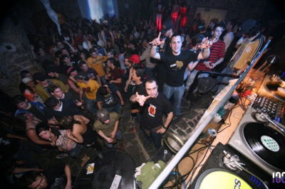 Façade illuminée d'une église avec des projections colorées et des informations sur un événement musical à Collioure.